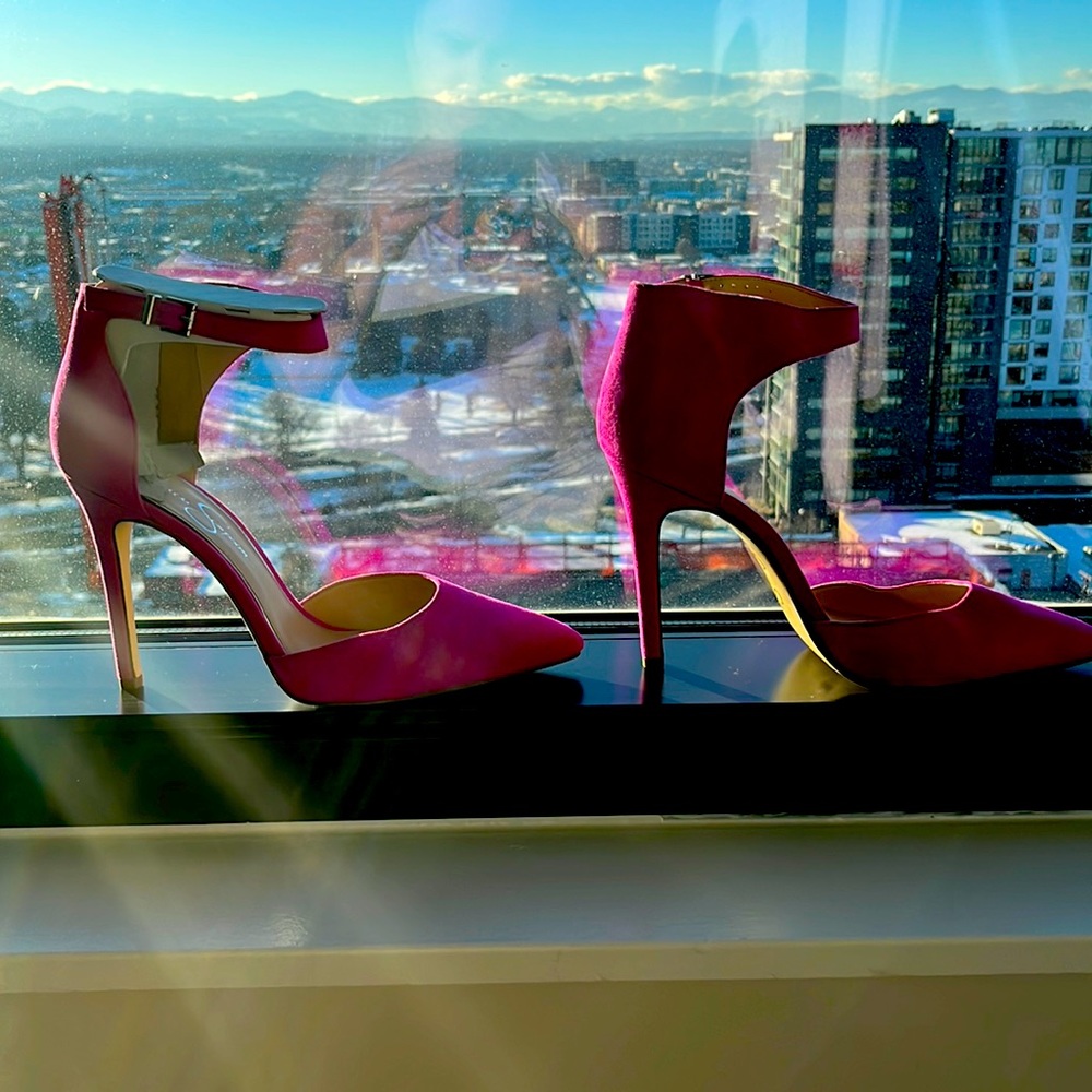 Brand new never worn Jessica Simpson Hot Pink Stilettos 🔥🔥. 9.5M